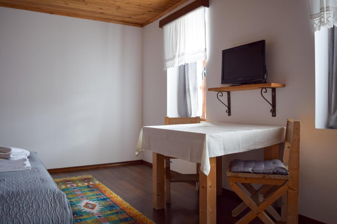 Sokaku I Te Marreve Guesthouse จีโรคาสเตอร์ ภายนอก รูปภาพ