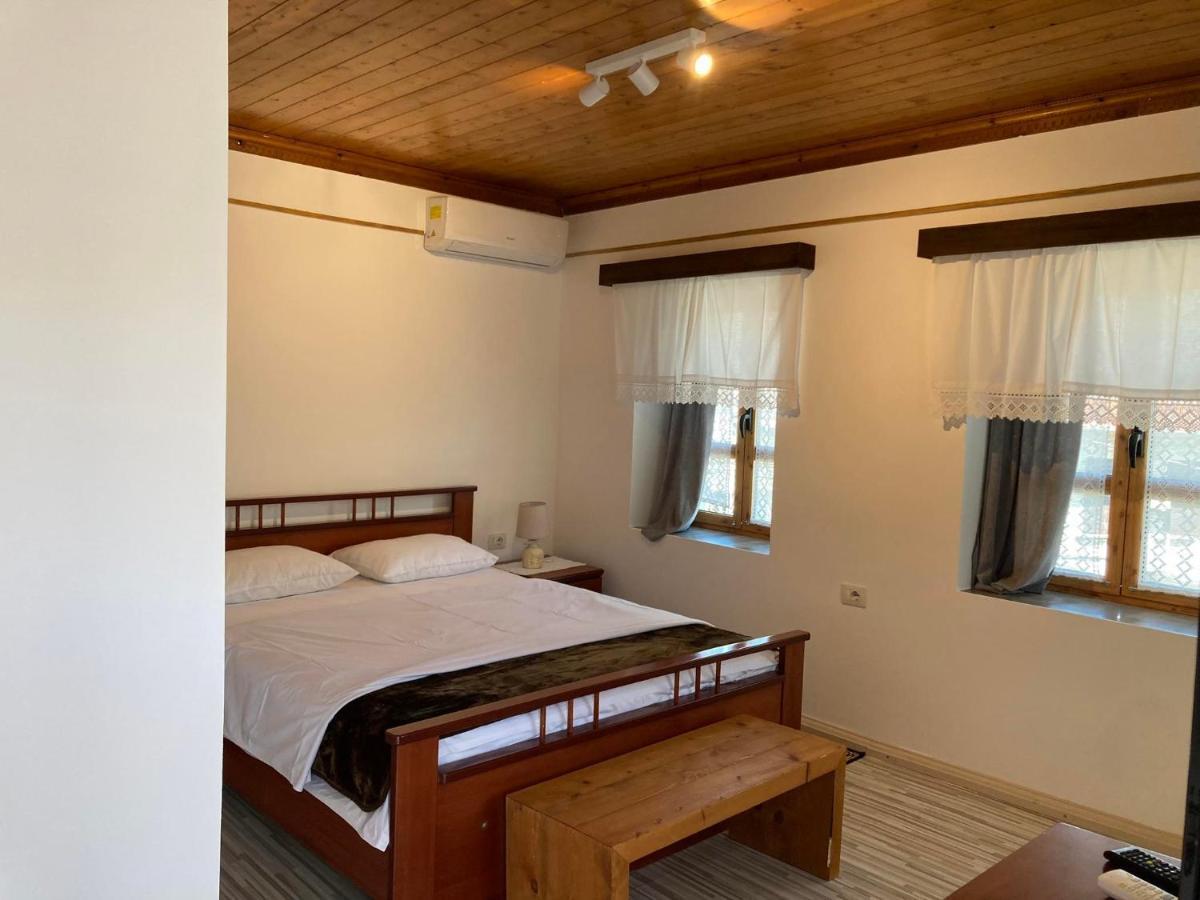 Sokaku I Te Marreve Guesthouse จีโรคาสเตอร์ ภายนอก รูปภาพ