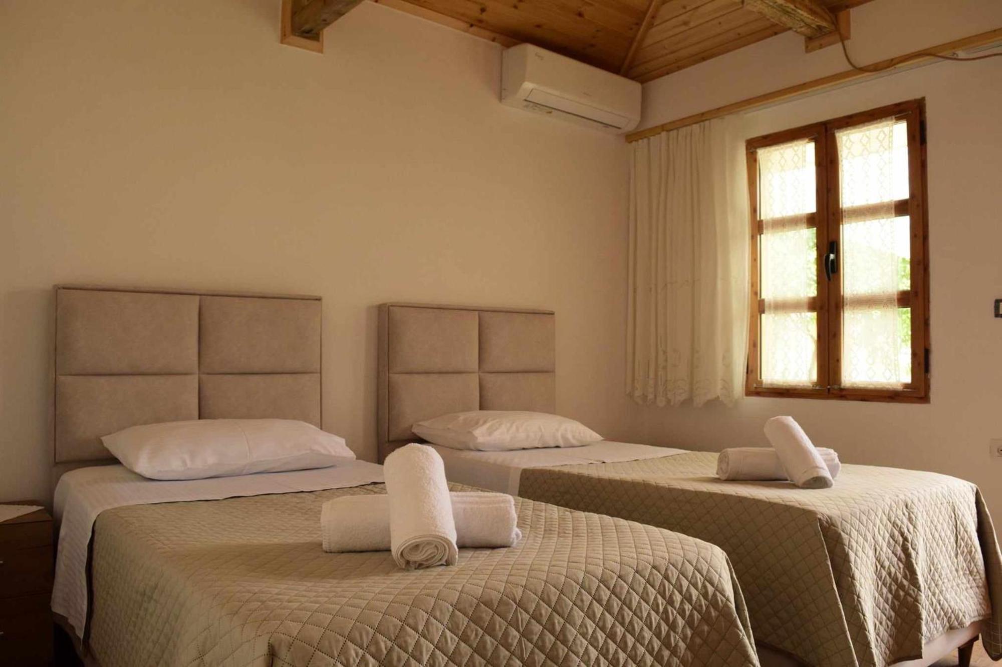 Sokaku I Te Marreve Guesthouse จีโรคาสเตอร์ ภายนอก รูปภาพ